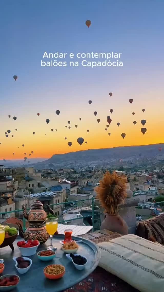 Balões sobre a Capadócia ao amanhecer